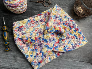 
            
                Load image into Gallery viewer, Germany Twisted Knot Cowl Crochet Pattern
            
        